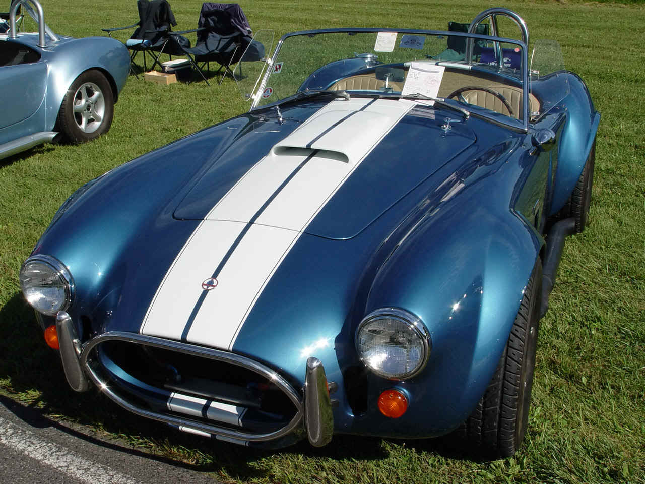 Shelby-Cobra-427-blue-fa-lr-1280x960.jpg (430081 bytes)